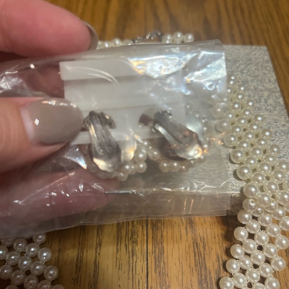 Chic Pearl Jewelry Set - Picture 4 of 6